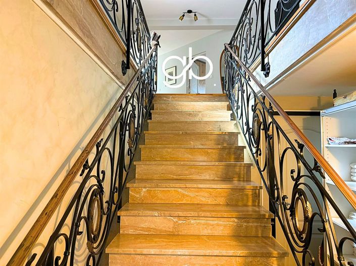 Image No.7-5 Bed House for sale