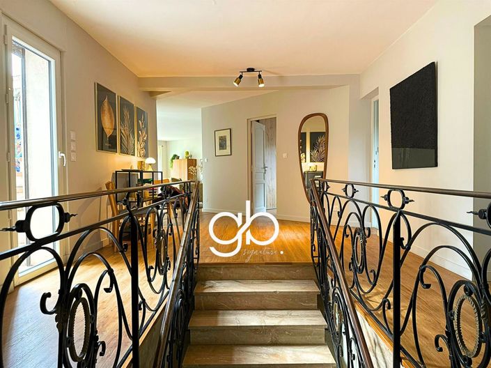 Image No.8-5 Bed House for sale