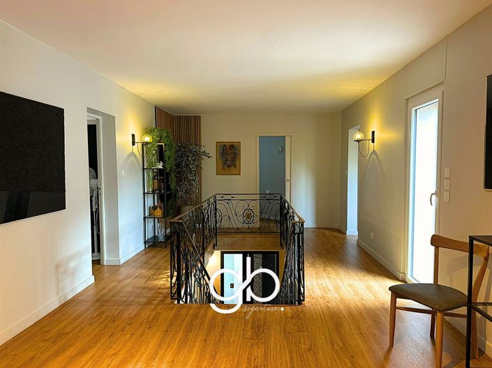 Image No.9-5 Bed House for sale