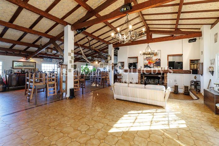 Image No.12-10 Bed Property for sale