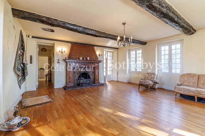 Image No.14-10 Bed Property for sale