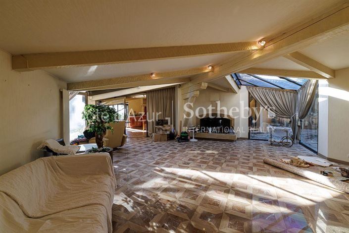 Image No.15-10 Bed Property for sale