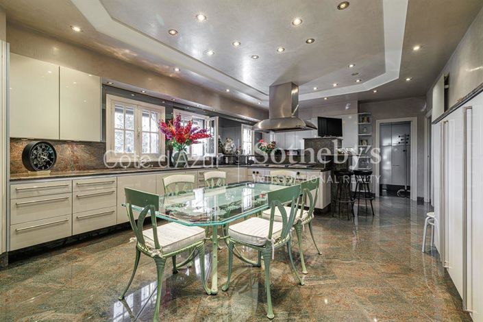 Image No.12-5 Bed Property for sale