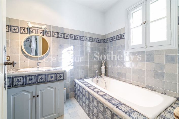 Image No.15-5 Bed Property for sale