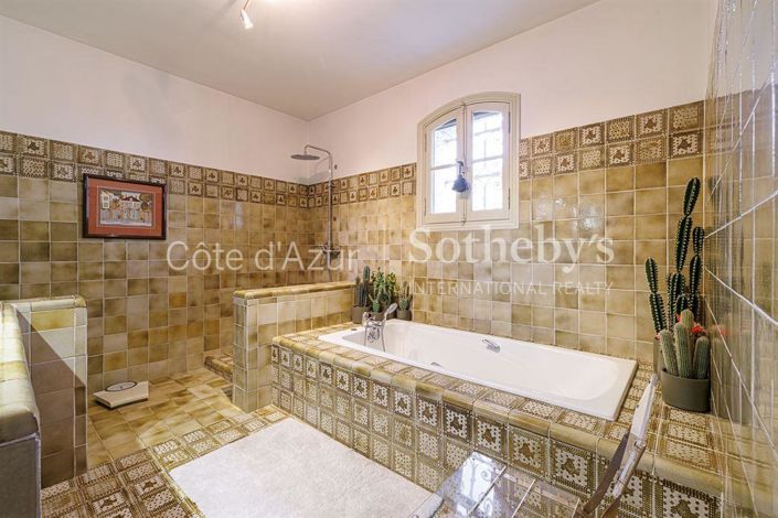 Image No.16-5 Bed Property for sale