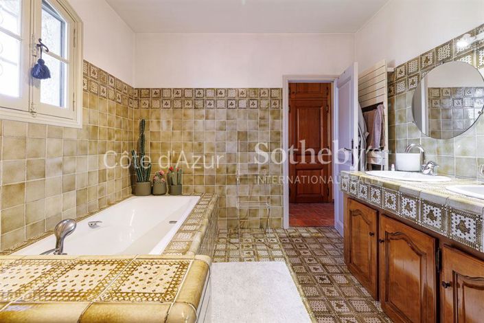 Image No.17-5 Bed Property for sale