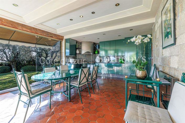 Image No.8-5 Bed Property for sale