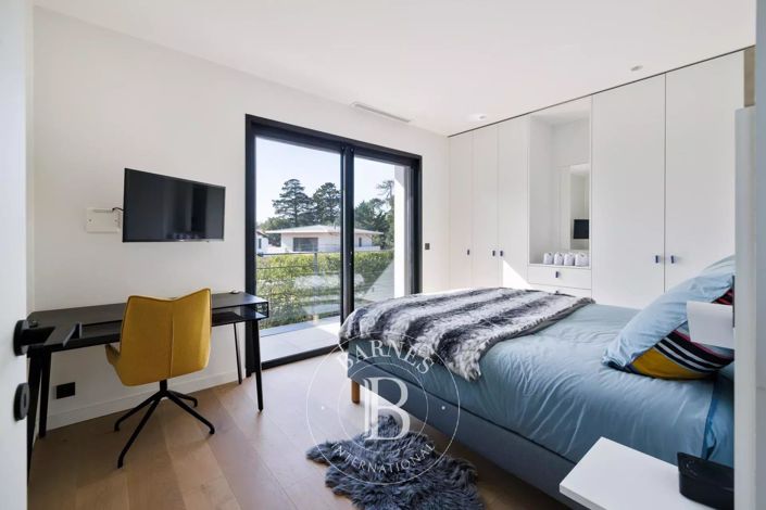 Image No.11-3 Bed House for sale