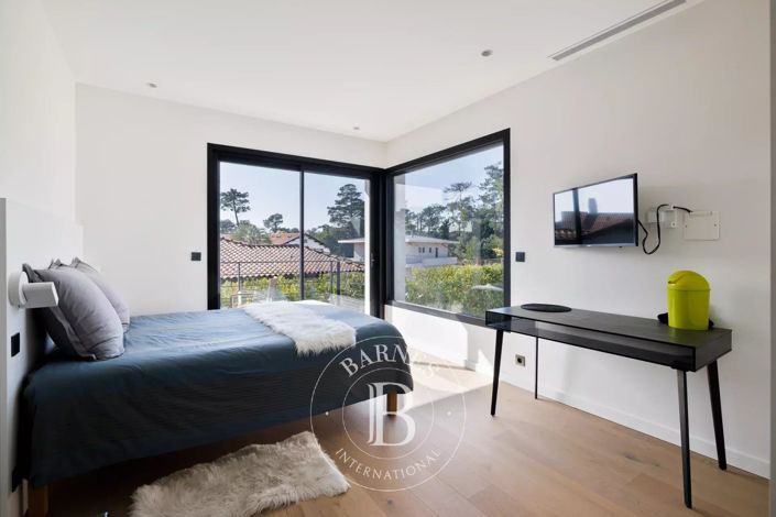 Image No.12-3 Bed House for sale