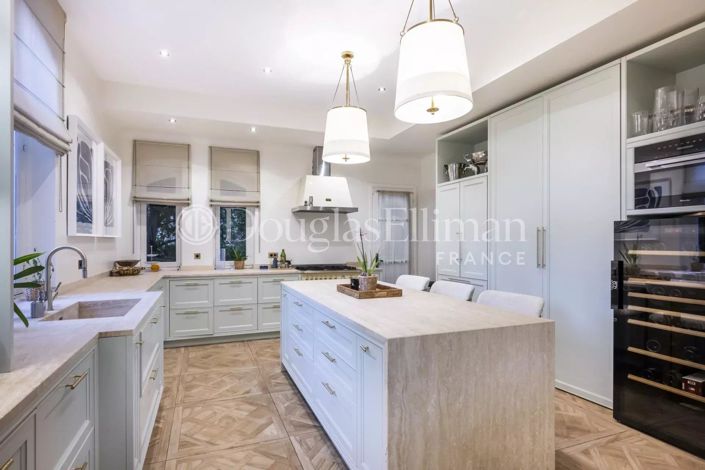 Image No.12-6 Bed House for sale