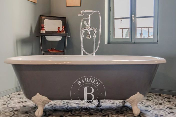 Image No.8-8 Bed House for sale