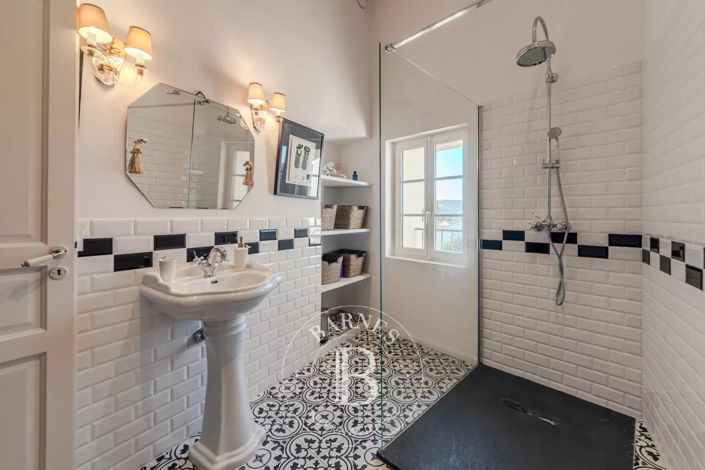 Image No.9-8 Bed House for sale