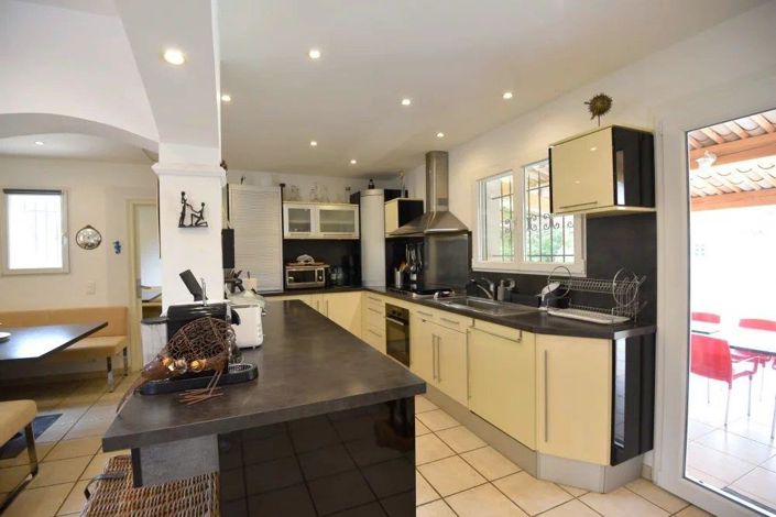 Image No.6-9 Bed House for sale