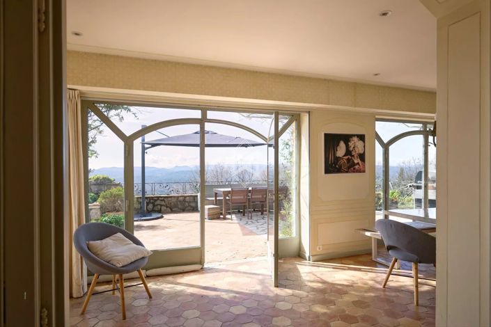 Image No.8-5 Bed House for sale