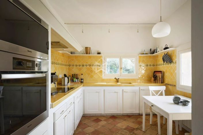 Image No.9-5 Bed House for sale