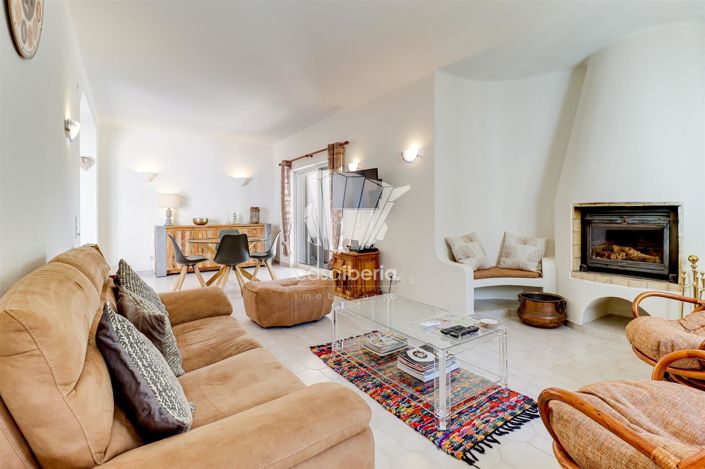 Image No.2-4 Bed House for sale