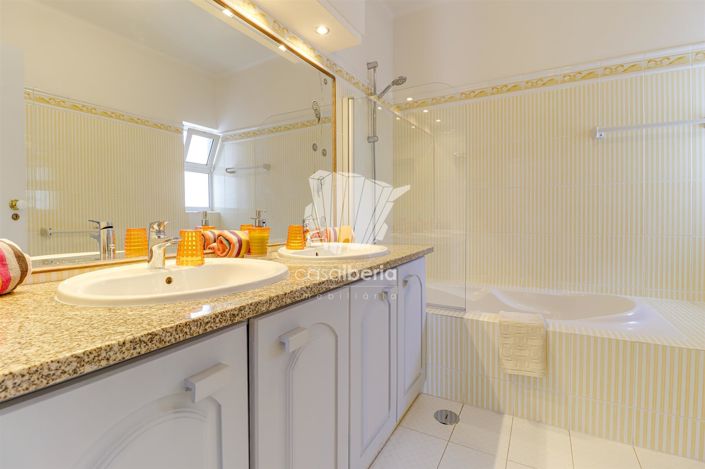 Image No.24-4 Bed House for sale