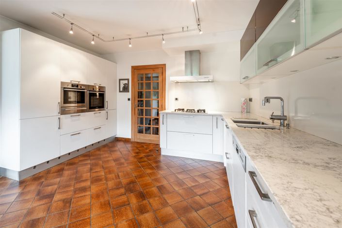 Image No.8-6 Bed House for sale