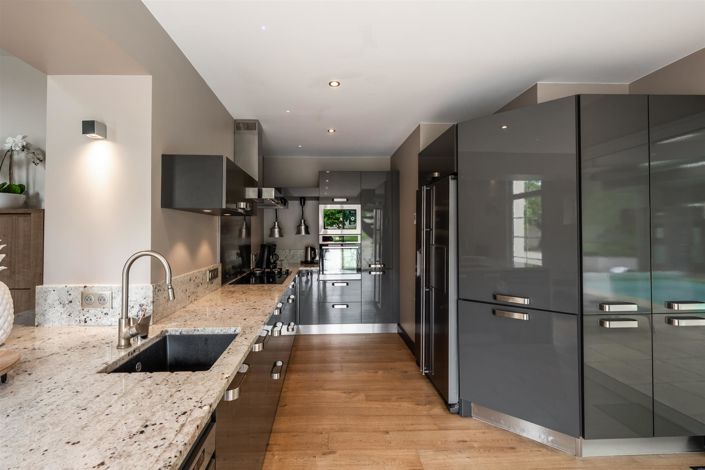 Image No.7-5 Bed House for sale