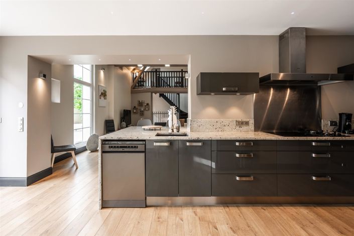 Image No.8-5 Bed House for sale