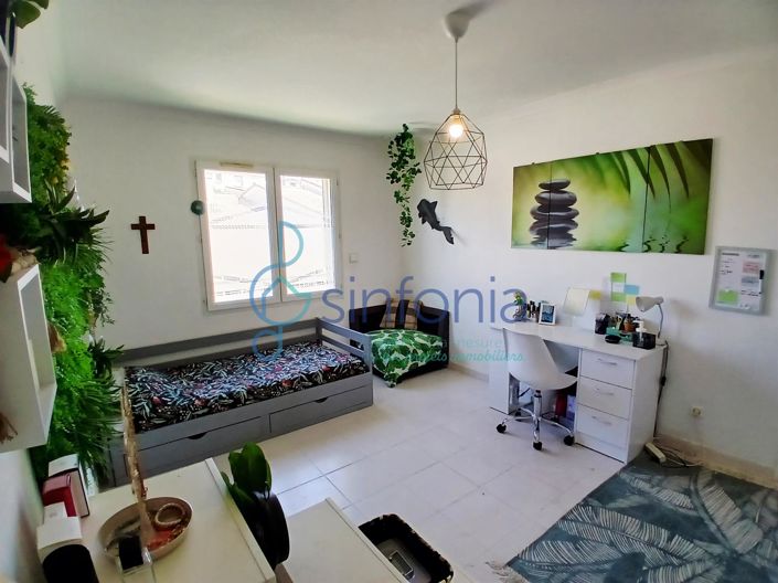 Image No.8-6 Bed House for sale