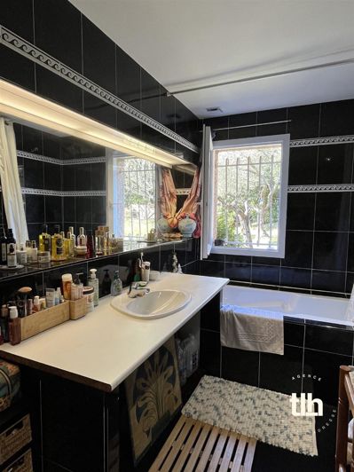 Image No.7-7 Bed House for sale