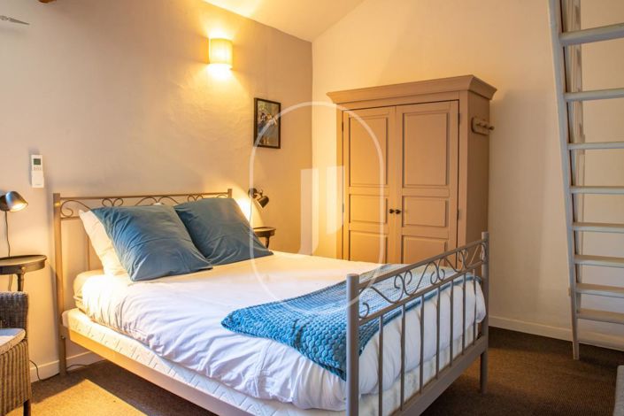 Image No.8-5 Bed House for sale