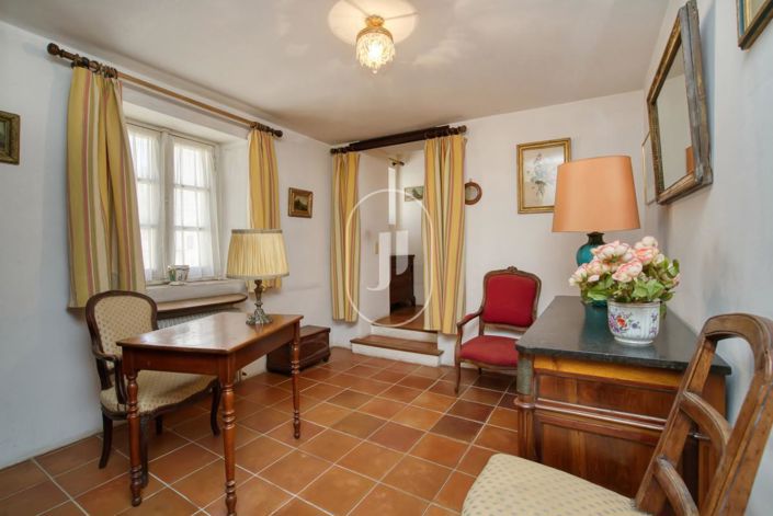 Image No.7-7 Bed House for sale