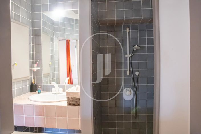 Image No.8-6 Bed House for sale