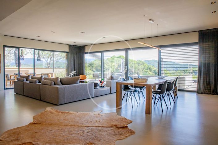 Image No.6-5 Bed House for sale