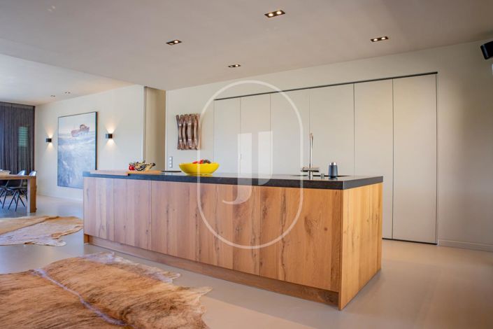 Image No.8-5 Bed House for sale