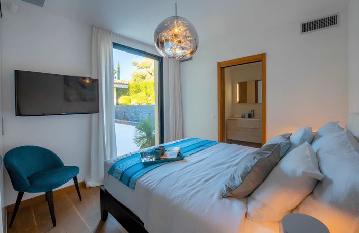 Image No.10-6 Bed House for sale