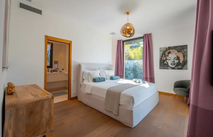 Image No.9-6 Bed House for sale