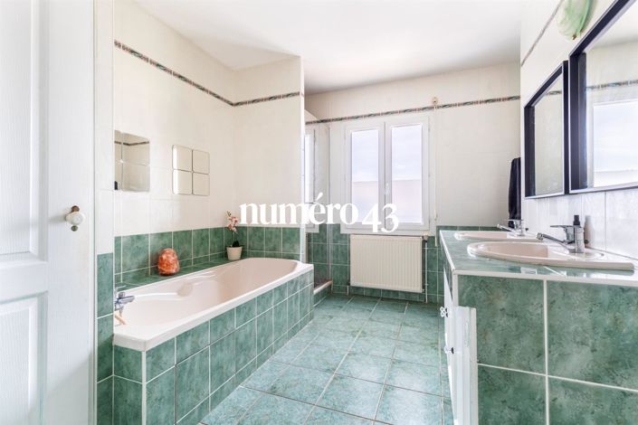 Image No.10-3 Bed House for sale