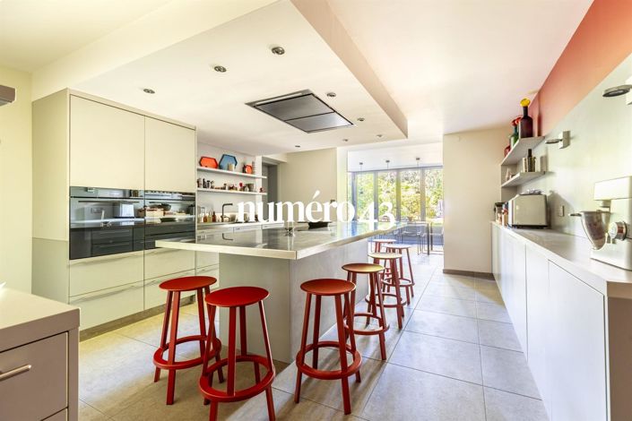 Image No.5-7 Bed Property for sale