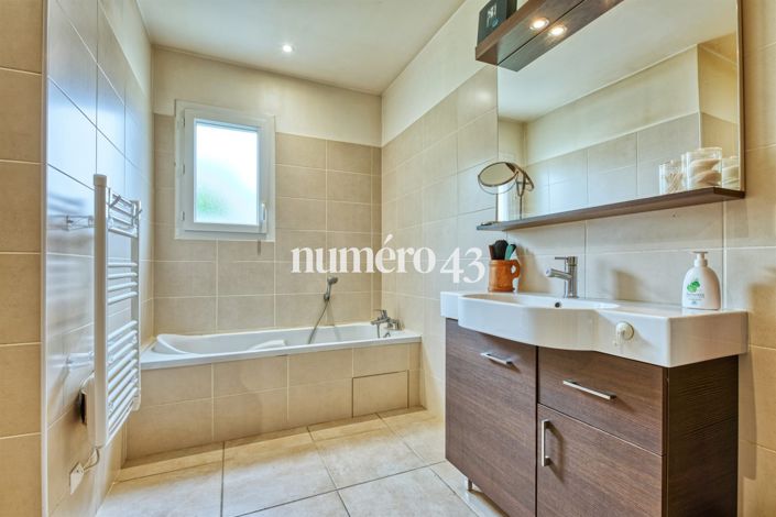 Image No.8-2 Bed House for sale