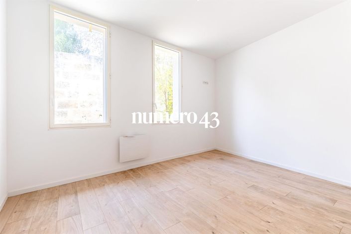 Image No.14-3 Bed Property for sale