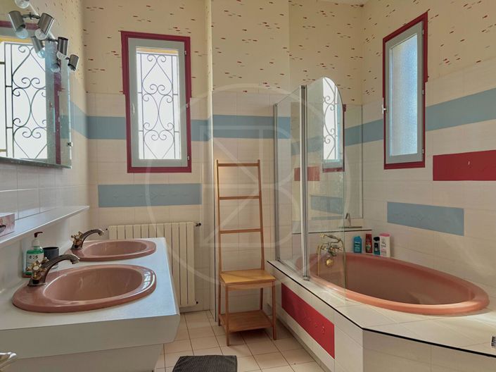 Image No.10-5 Bed House for sale