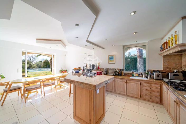 Image No.5-6 Bed House for sale