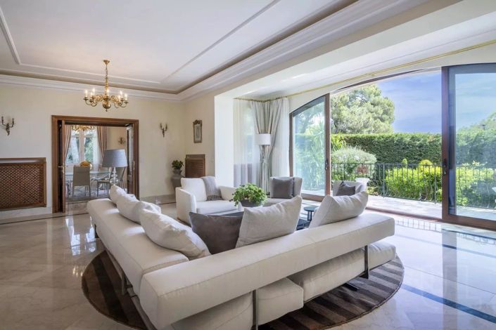 Image No.6-10 Bed House for sale