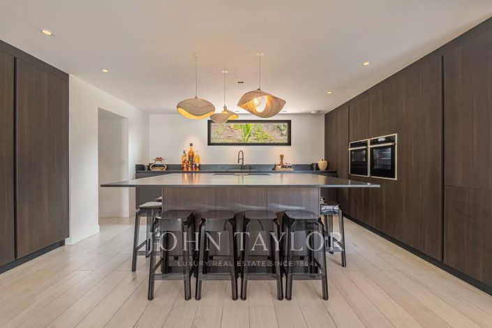 Image No.8-5 Bed House for sale