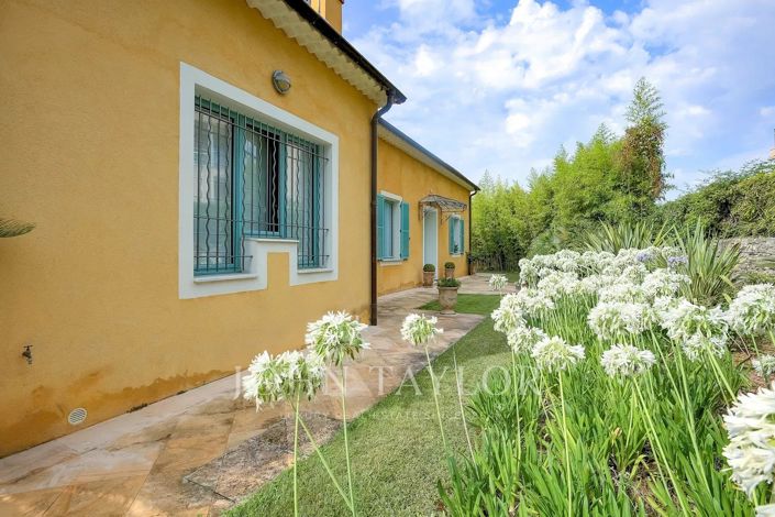 Image No.8-6 Bed House for sale