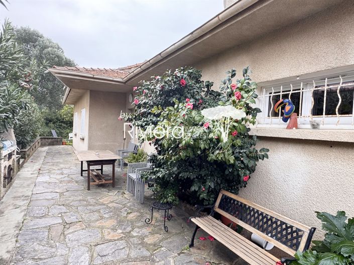 Image No.6-5 Bed House for sale