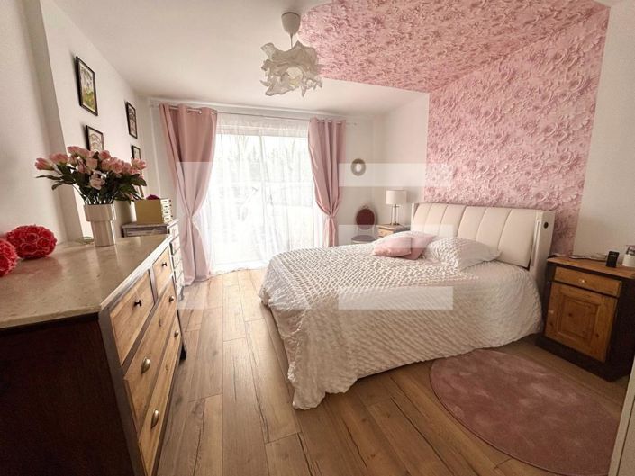 Image No.8-5 Bed House for sale