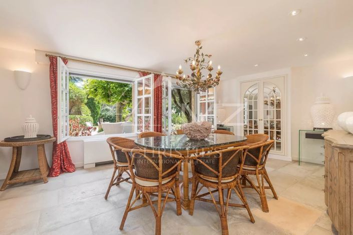 Image No.8-5 Bed House for sale