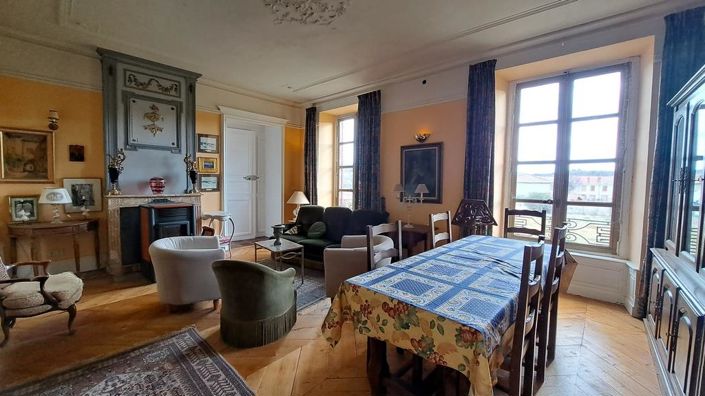 Image No.17-7 Bed Property for sale