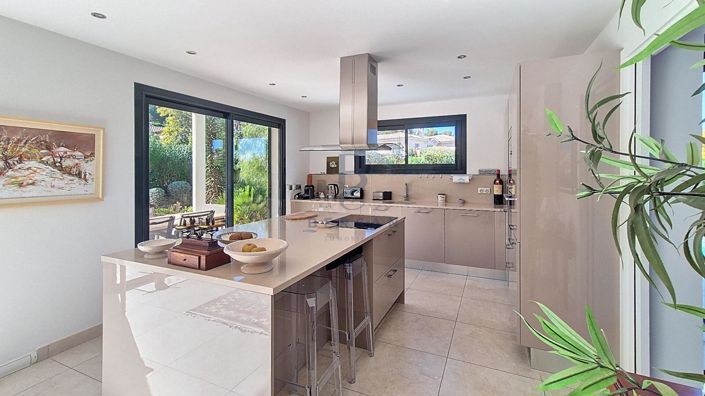 Image No.12-4 Bed Property for sale