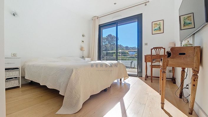 Image No.16-4 Bed Property for sale