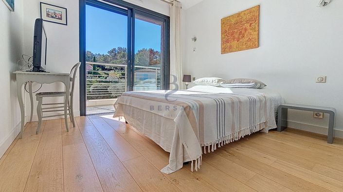 Image No.17-4 Bed Property for sale