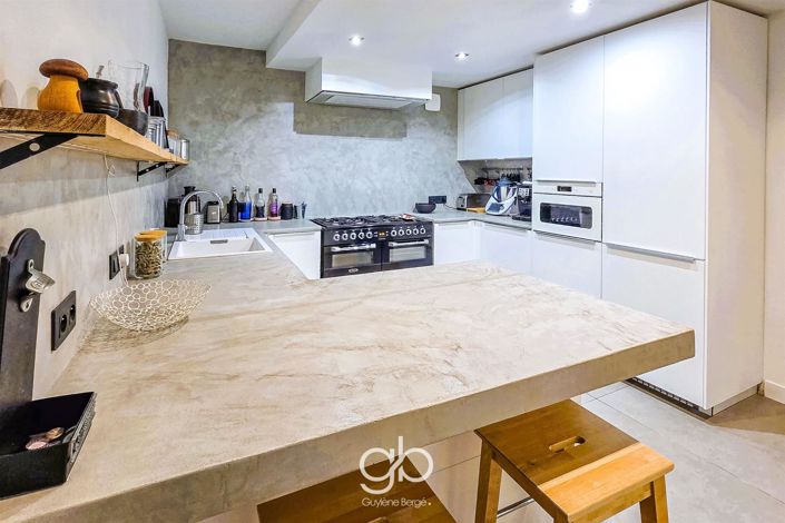 Image No.7-5 Bed House for sale